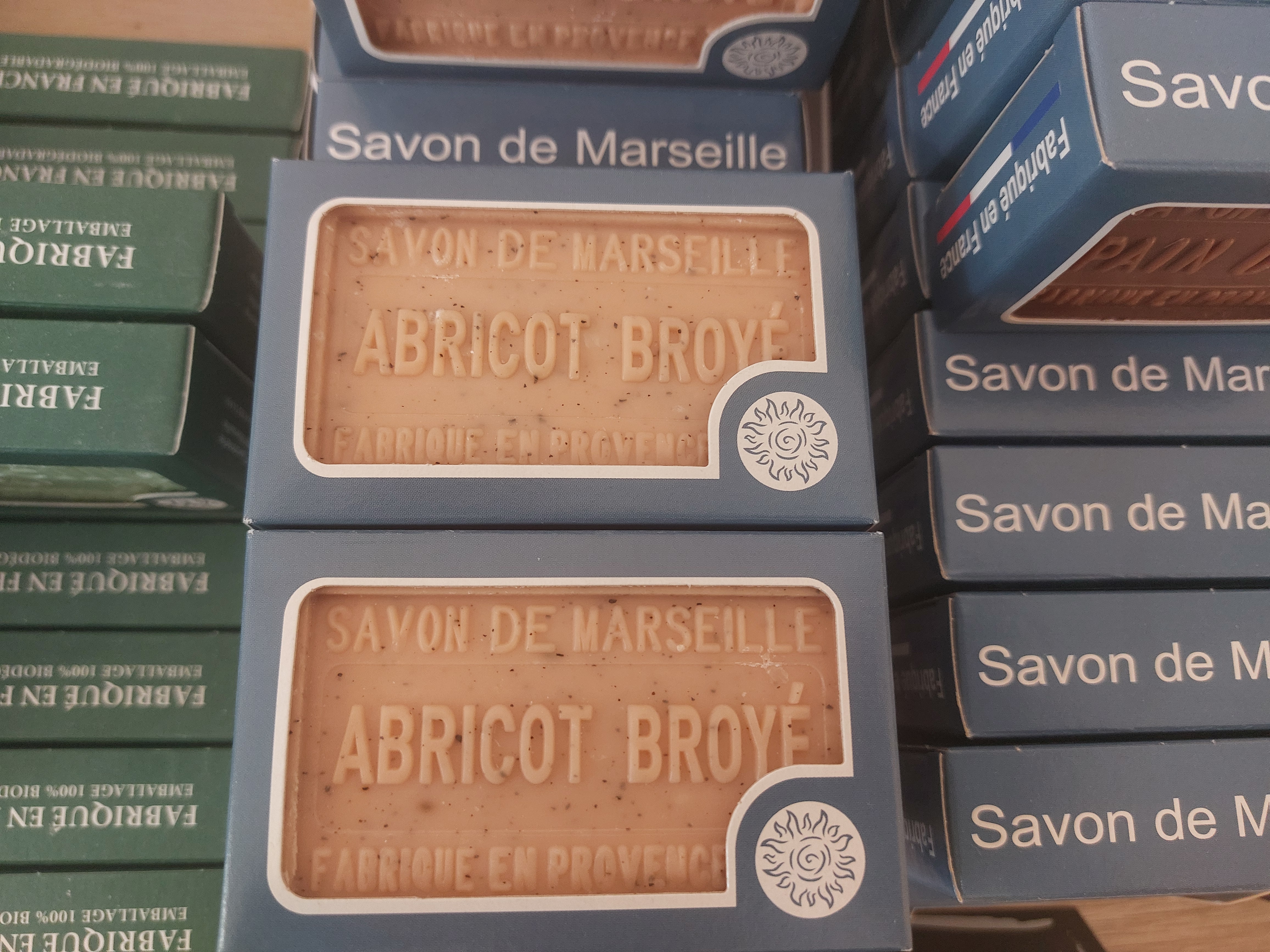Savon à l'abricot broyé
